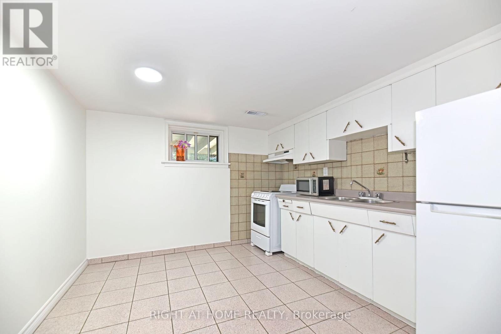 1033 Islington Avenue, Toronto, Ontario  M8Z 4R3 - Photo 19 - W12414670