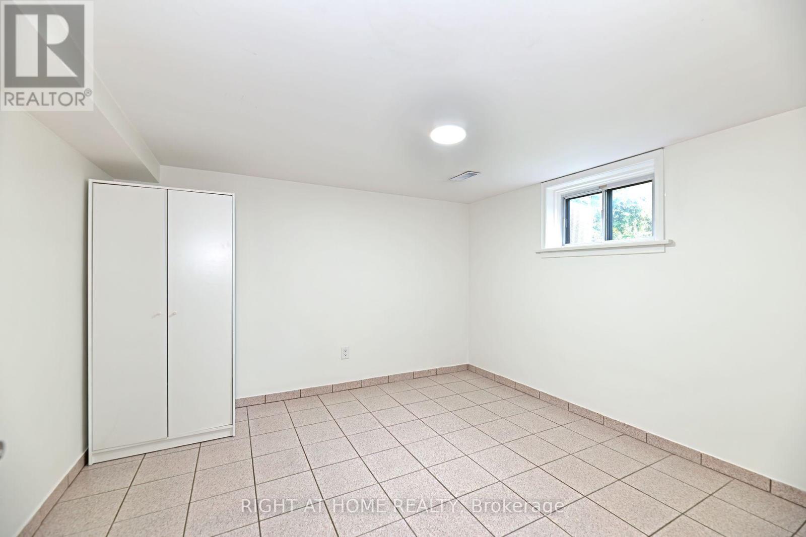 1033 Islington Avenue, Toronto, Ontario  M8Z 4R3 - Photo 21 - W12414670