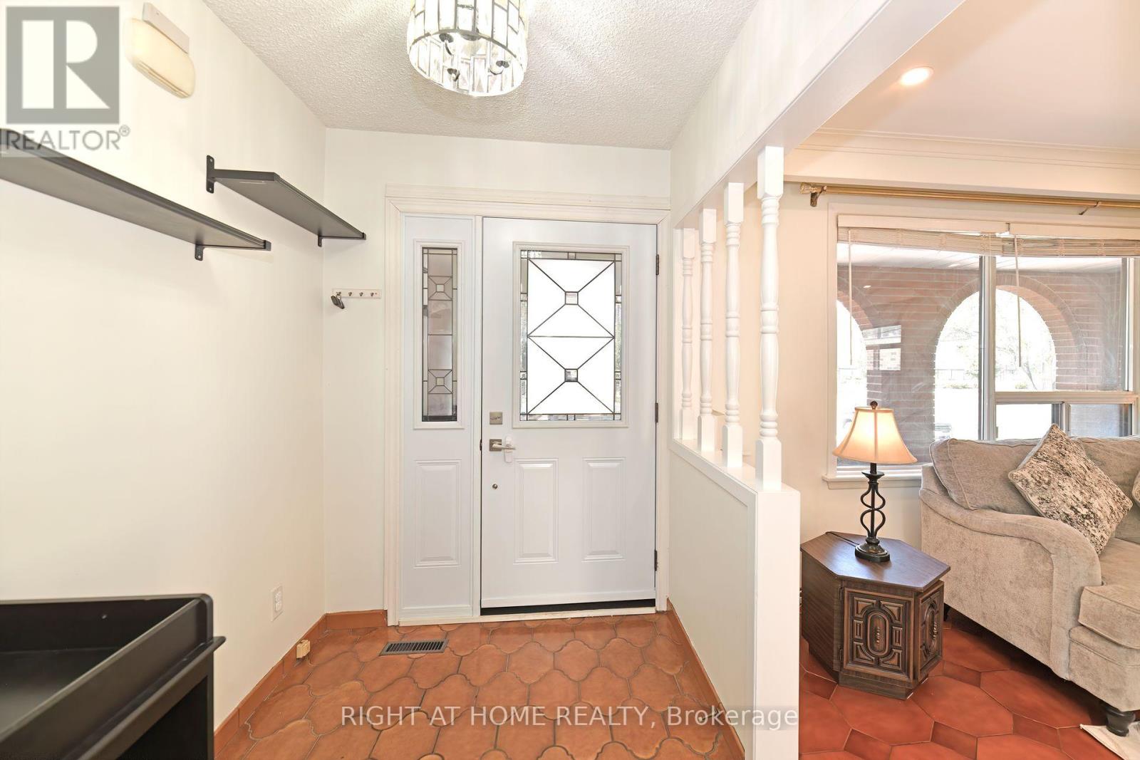 1033 Islington Avenue, Toronto, Ontario  M8Z 4R3 - Photo 4 - W12414670