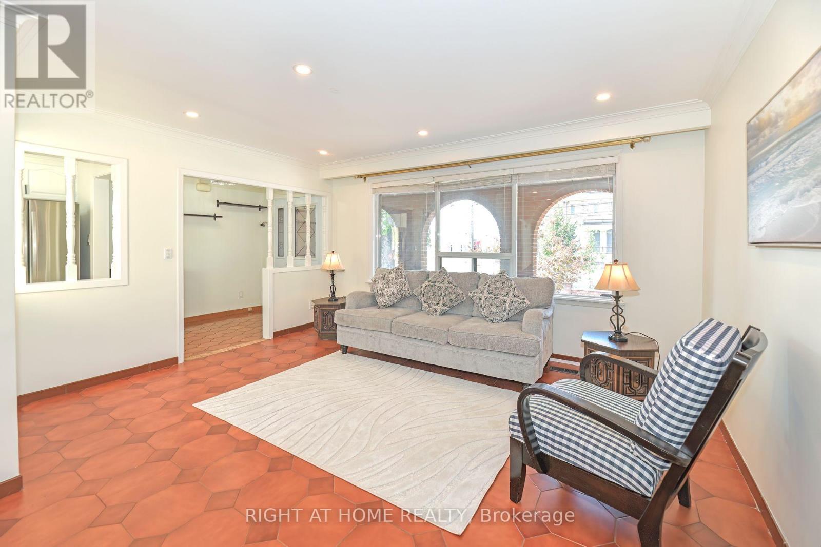 1033 Islington Avenue, Toronto, Ontario  M8Z 4R3 - Photo 5 - W12414670