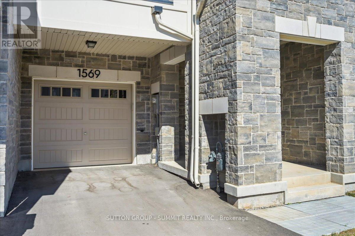 1569 Denison Place, Milton, Ontario  L9E 1Y2 - Photo 3 - W12414695