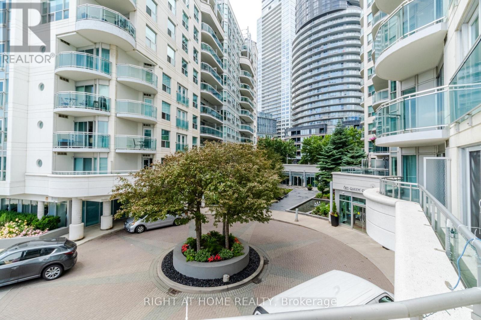 219 - 600 Queens Quay, Toronto, Ontario  M5V 3M3 - Photo 2 - C12414723