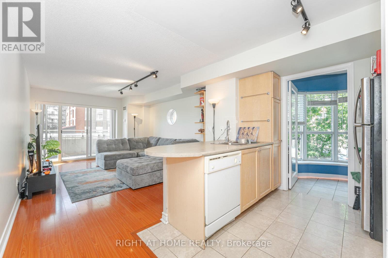 219 - 600 Queens Quay, Toronto, Ontario  M5V 3M3 - Photo 4 - C12414723