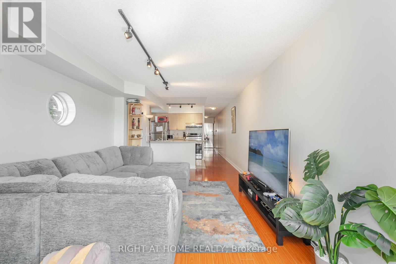 219 - 600 Queens Quay, Toronto, Ontario  M5V 3M3 - Photo 5 - C12414723