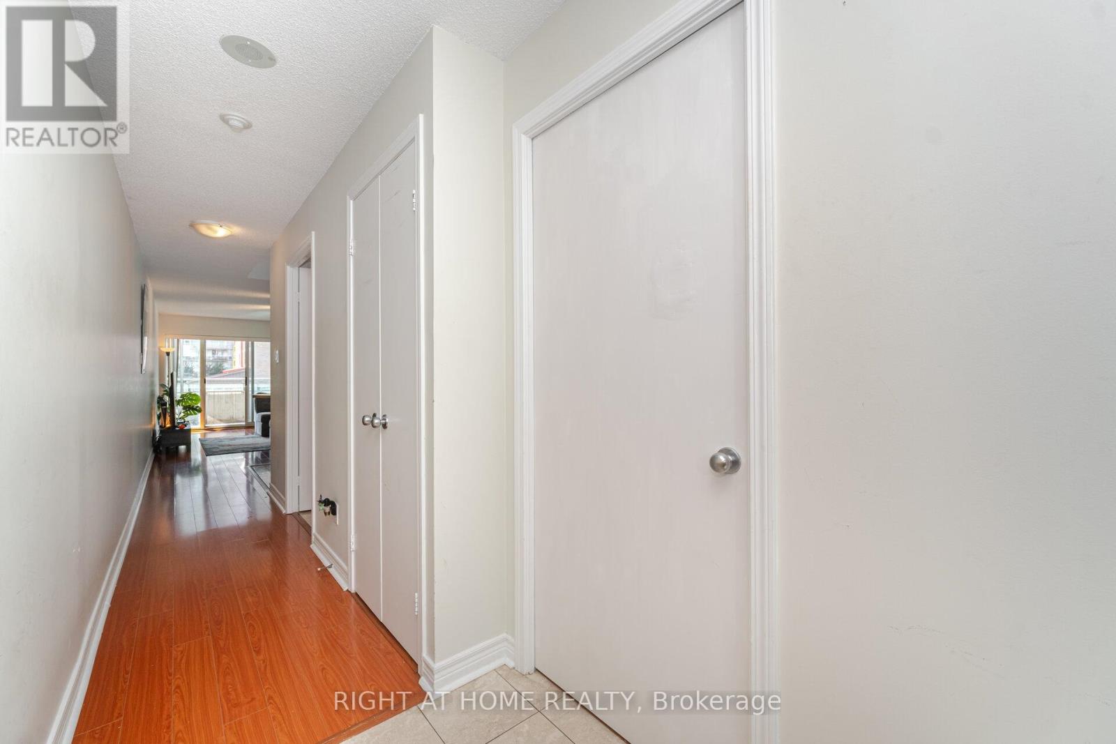 219 - 600 Queens Quay, Toronto, Ontario  M5V 3M3 - Photo 8 - C12414723