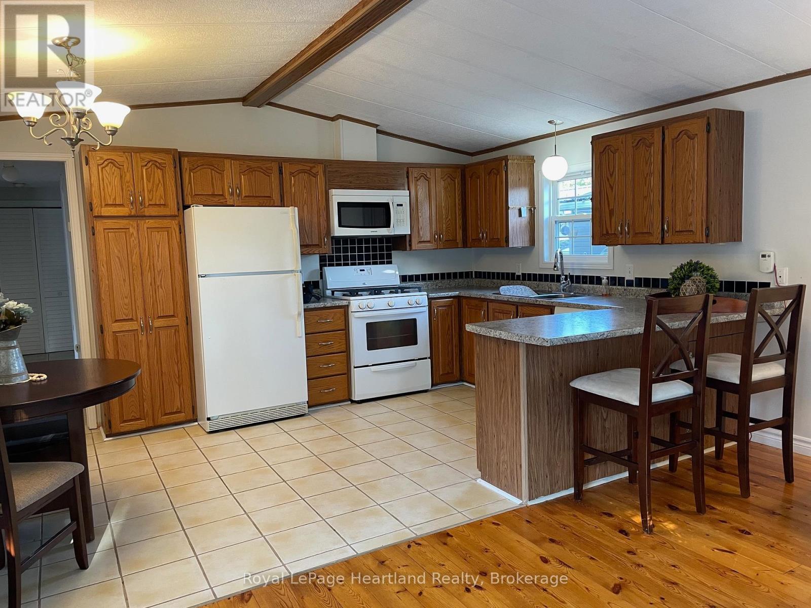 9 Algonquin Lane, Ashfield-Colborne-Wawanosh, Ontario  N7A 3Y2 - Photo 6 - X12414980