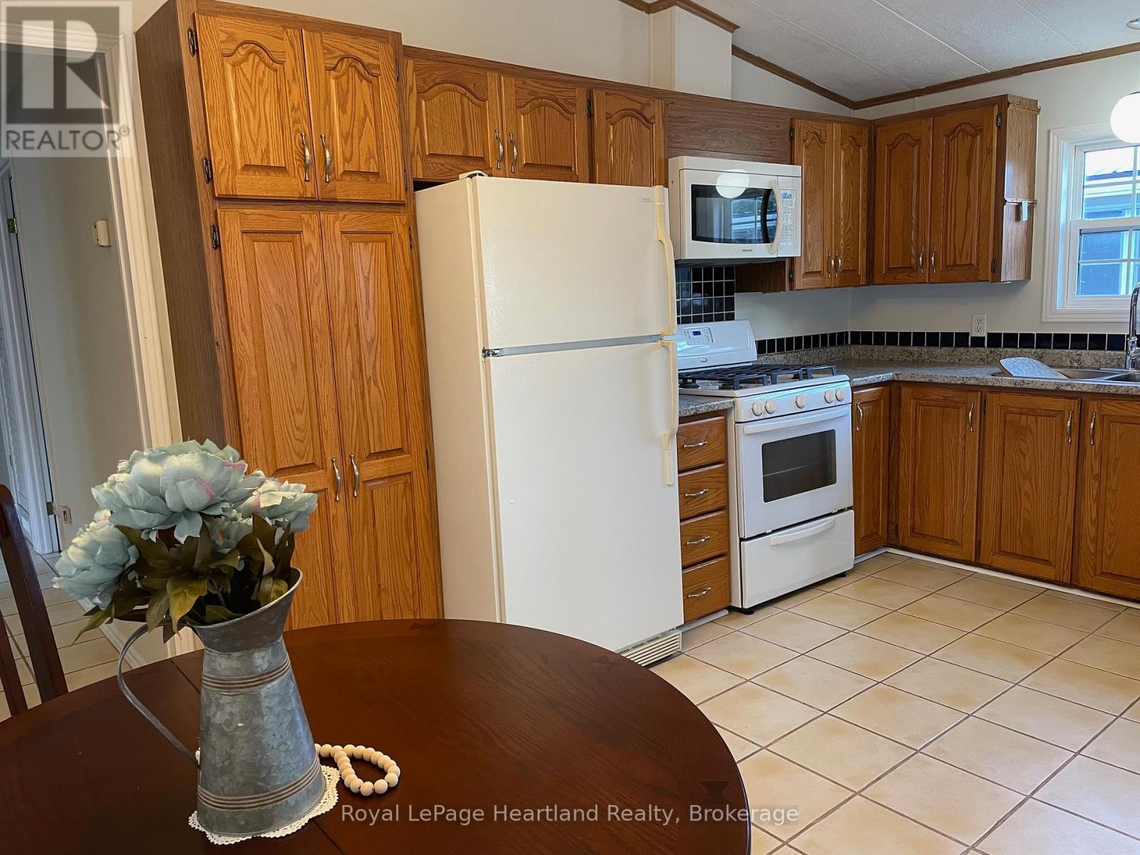 9 Algonquin Lane, Ashfield-Colborne-Wawanosh, Ontario  N7A 3Y2 - Photo 7 - X12414980