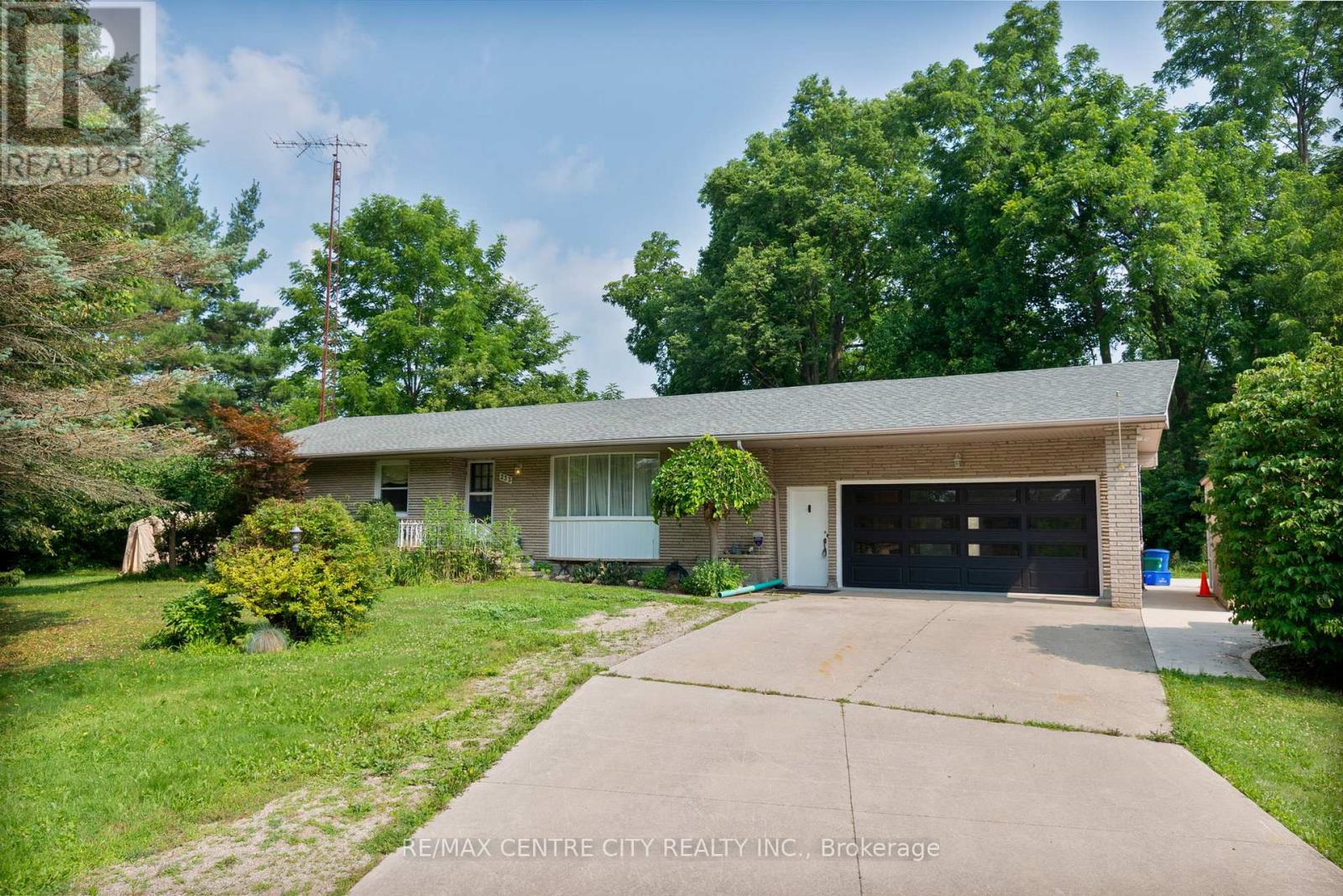 233 Amy Street, Southwest Middlesex, Ontario  N0L 2N0 - Photo 31 - X12414961