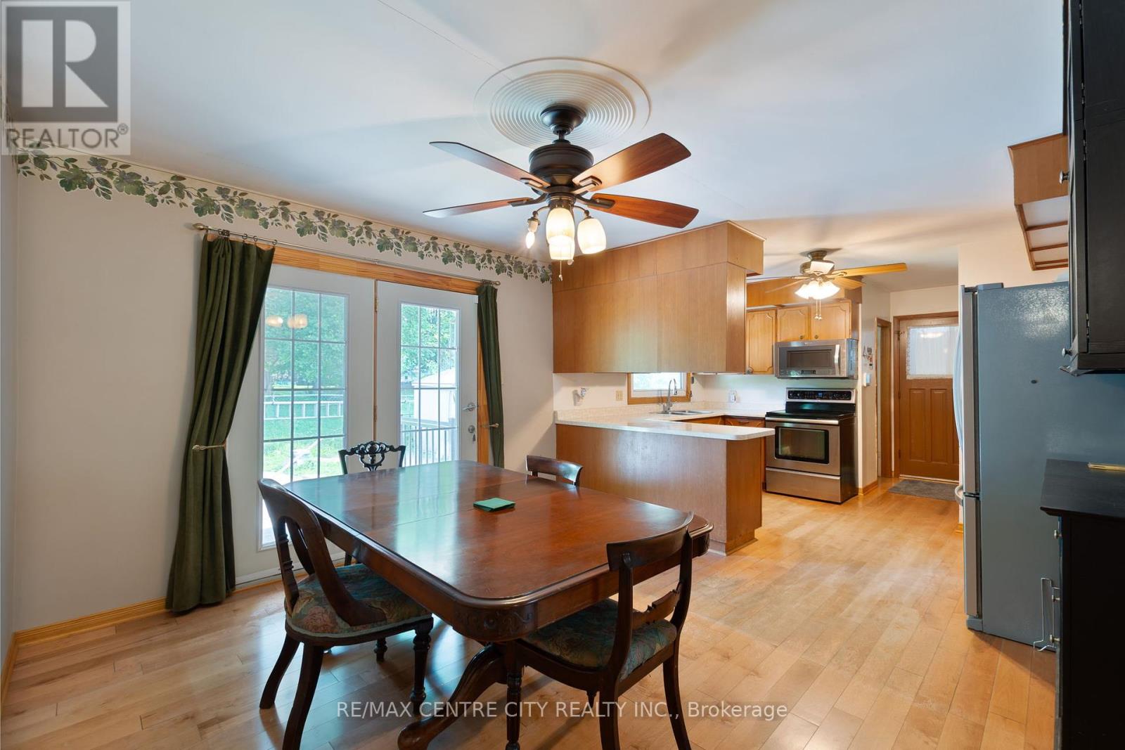 233 Amy Street, Southwest Middlesex, Ontario  N0L 2N0 - Photo 4 - X12414961