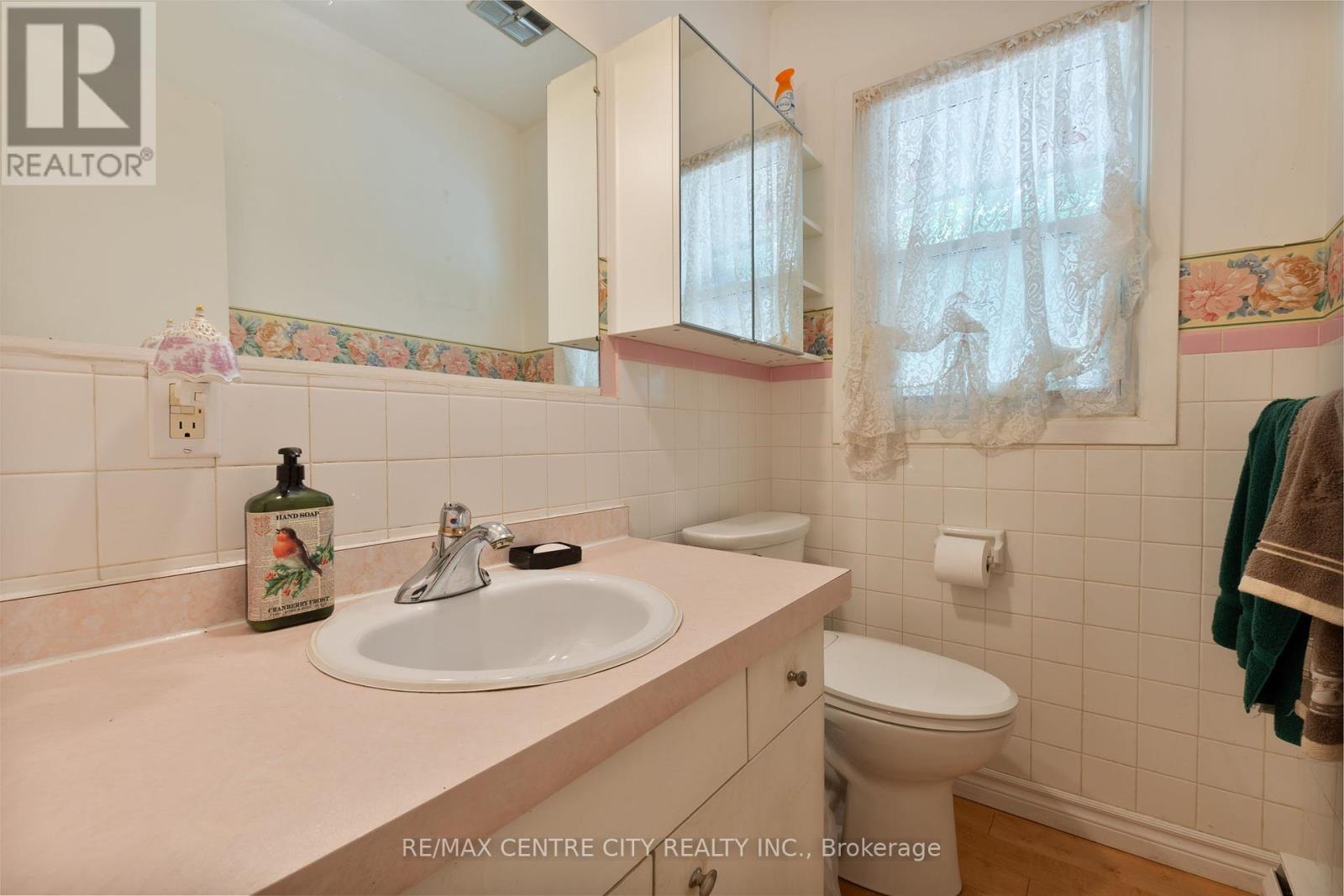 233 Amy Street, Southwest Middlesex, Ontario  N0L 2N0 - Photo 9 - X12414961