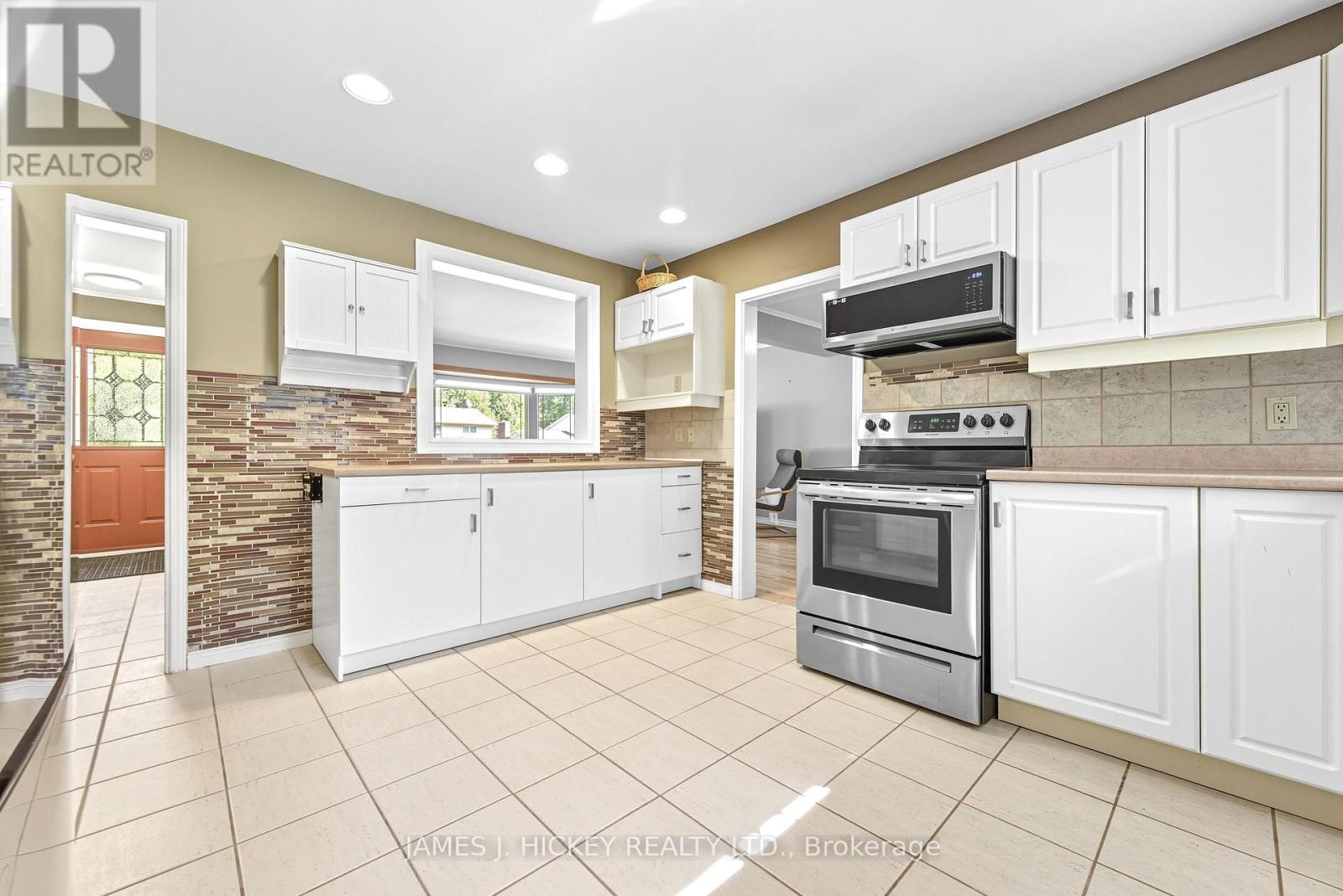119 Frontenac Crescent, Deep River, Ontario  K0J 1P0 - Photo 5 - X12414977