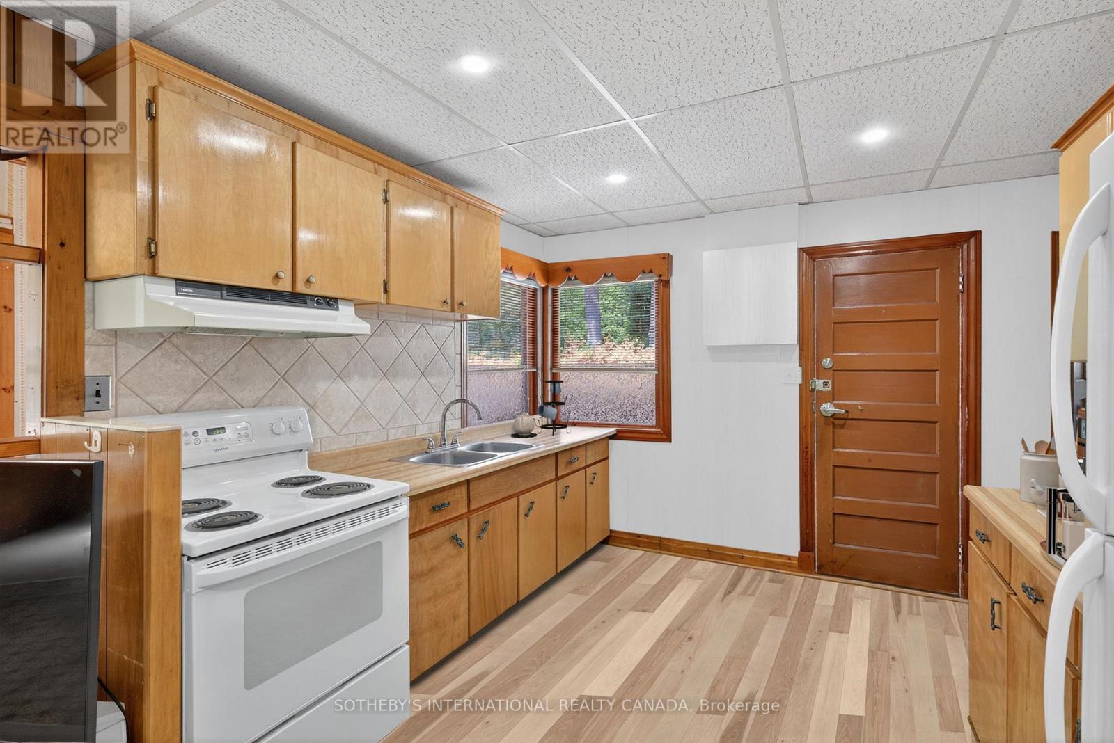 37 Park Road, Tiny, Ontario  L0L 1P1 - Photo 14 - S12414804