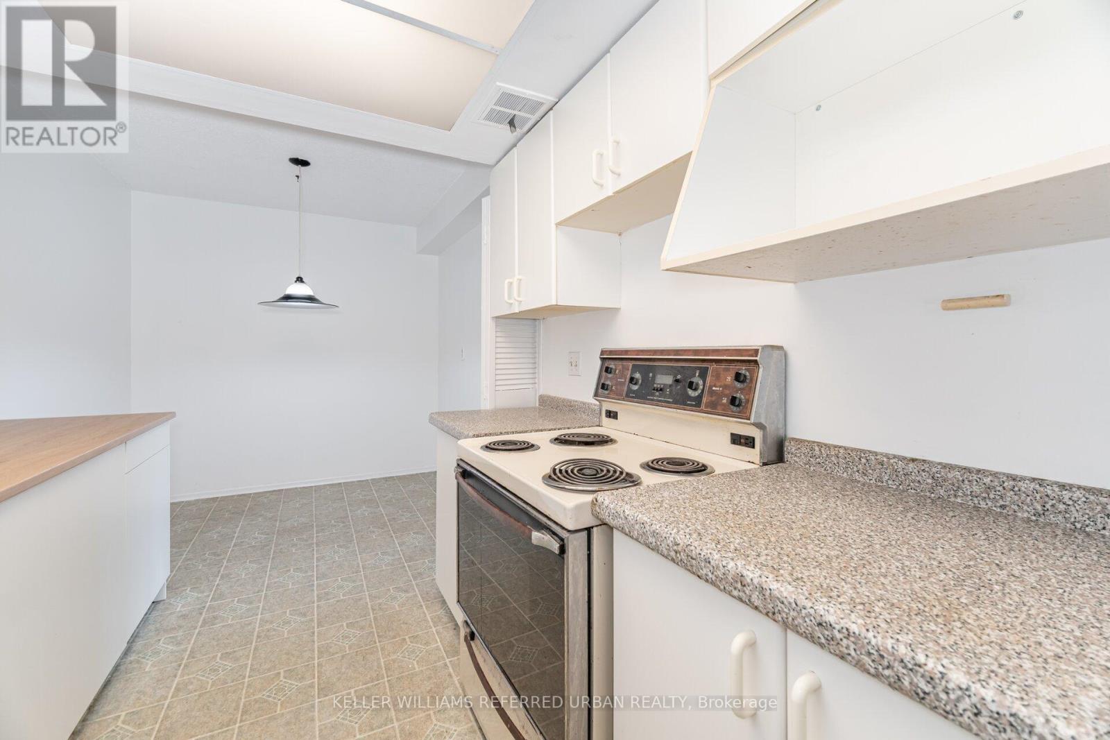 404 - 1515 Lakeshore Road E, Mississauga, Ontario  L5E 3E3 - Photo 4 - W12414774