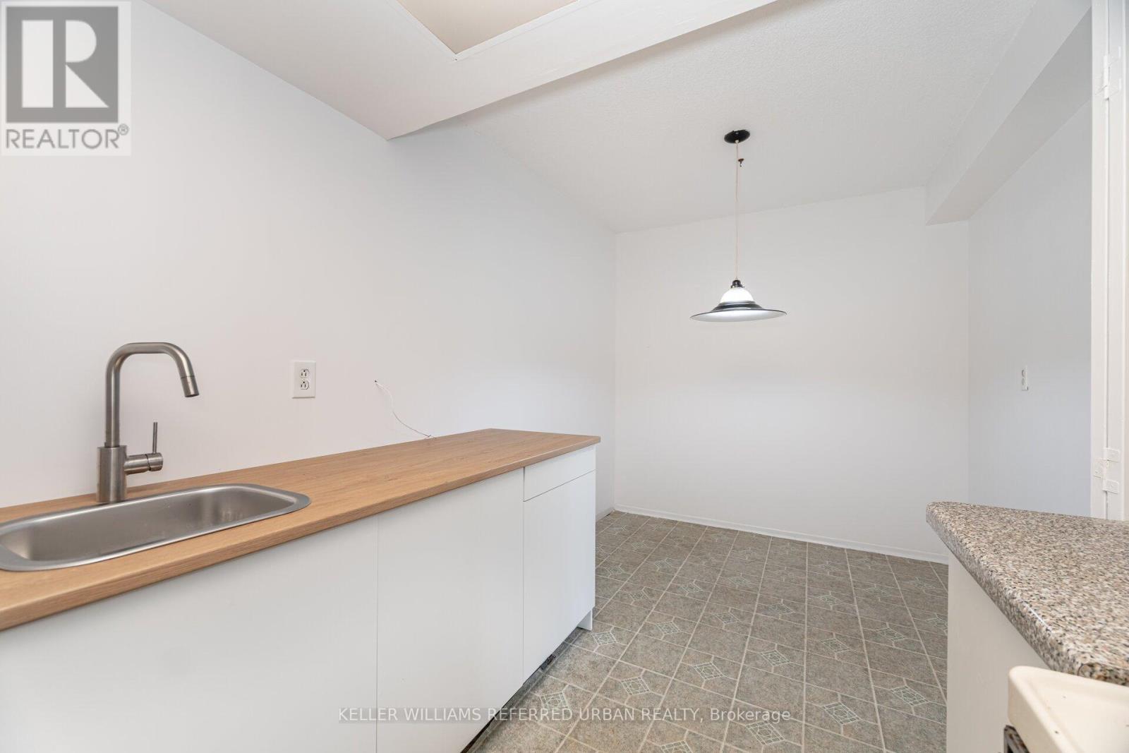 404 - 1515 Lakeshore Road E, Mississauga, Ontario  L5E 3E3 - Photo 5 - W12414774