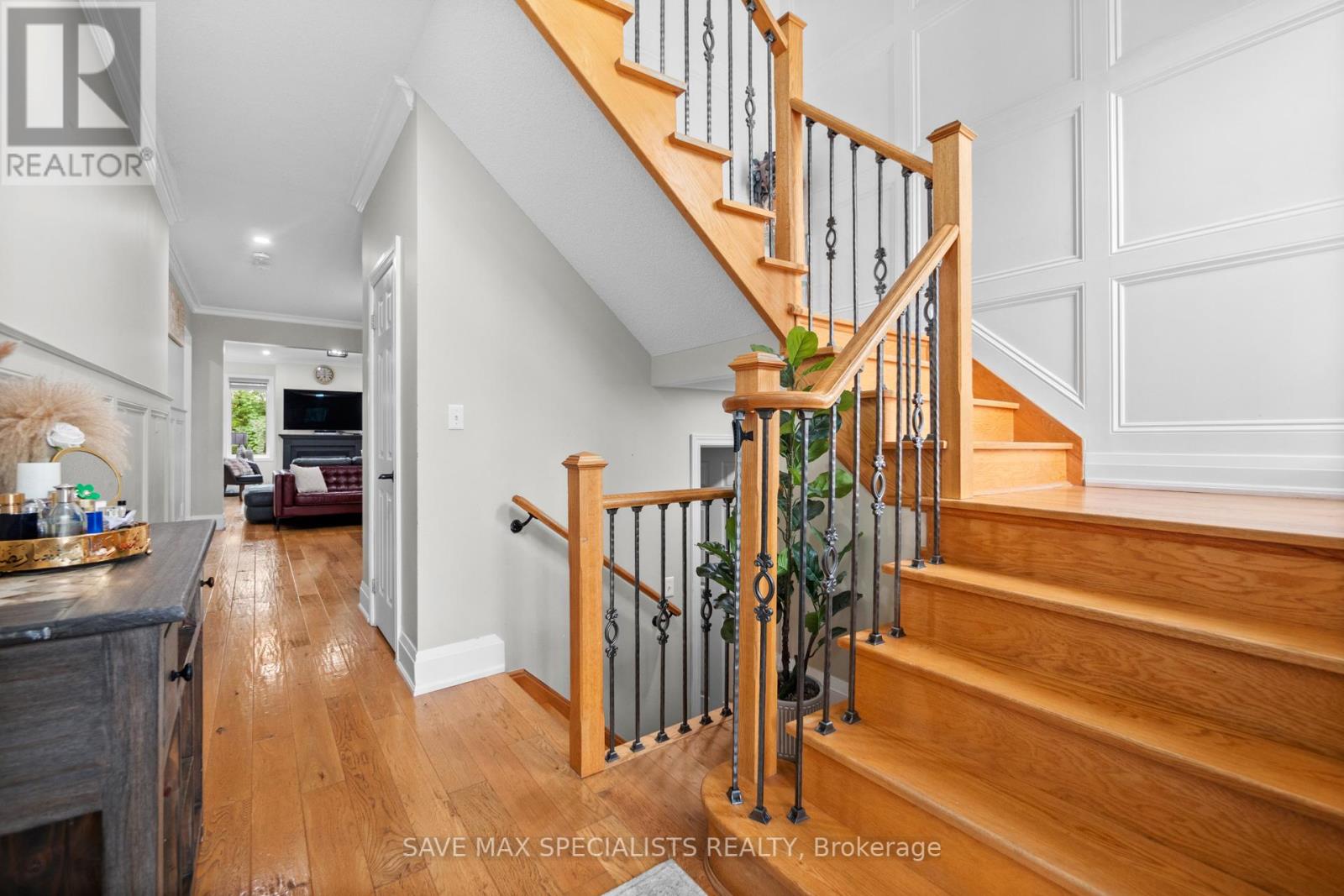 21 Isaac Devins Boulevard, Toronto, Ontario  M9M 0C7 - Photo 4 - W12414778