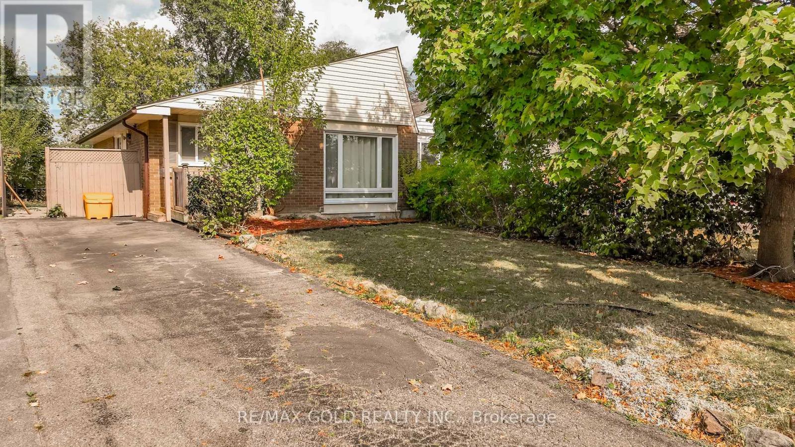 4 Deeside Crescent, Brampton, Ontario  L6T 3L7 - Photo 2 - W12414821