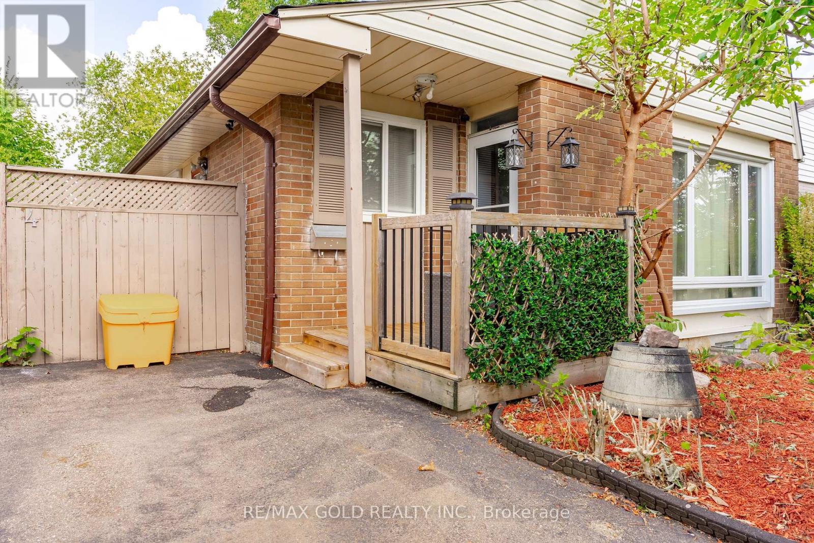 4 Deeside Crescent, Brampton, Ontario  L6T 3L7 - Photo 4 - W12414821
