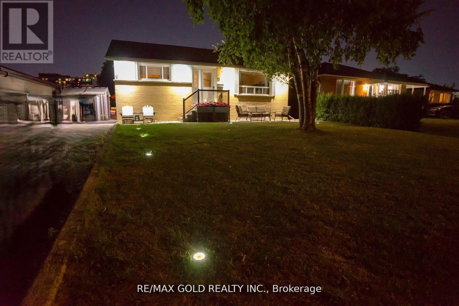 9 Ashwood Crescent, Brampton, Ontario  L6T 1M1 - Photo 2 - W12414892