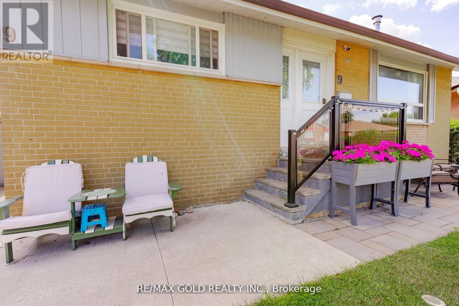 9 Ashwood Crescent, Brampton, Ontario  L6T 1M1 - Photo 5 - W12414892