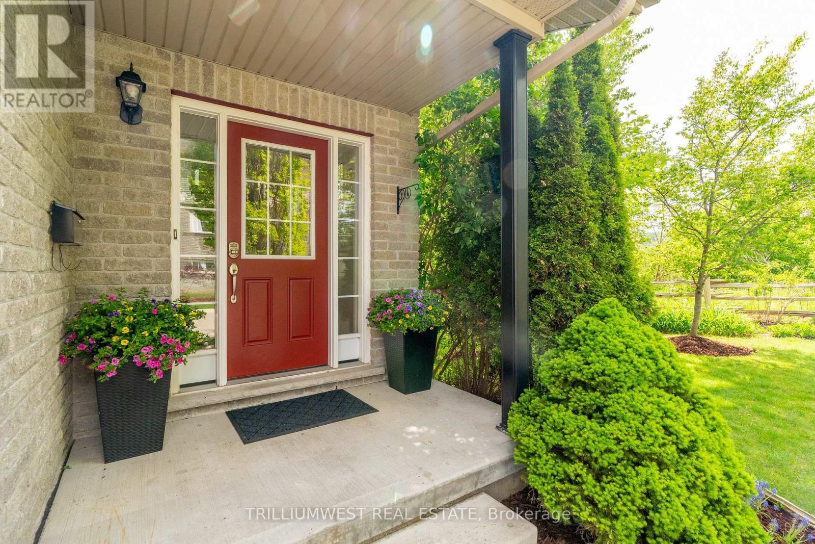 35 - 105 Pinnacle Drive, Kitchener, Ontario  N2P 1B8 - Photo 3 - X12414735