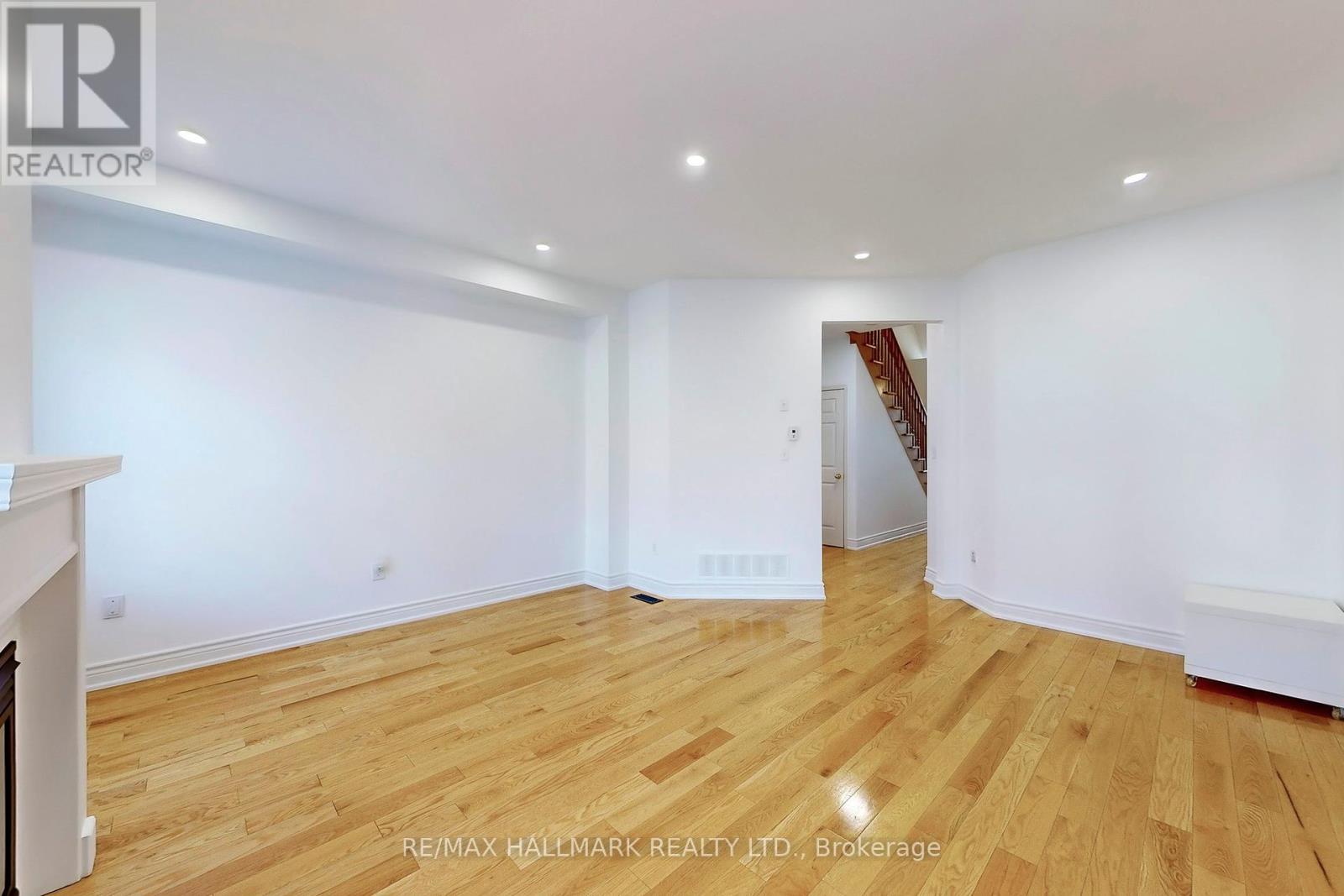 10 Chambersburg Way, Whitchurch-Stouffville (Stouffville), Ontario  L4A 0P3 - Photo 10 - N12414909