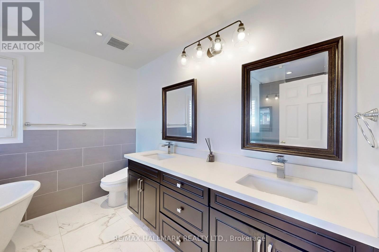 10 Chambersburg Way, Whitchurch-Stouffville (Stouffville), Ontario  L4A 0P3 - Photo 24 - N12414909