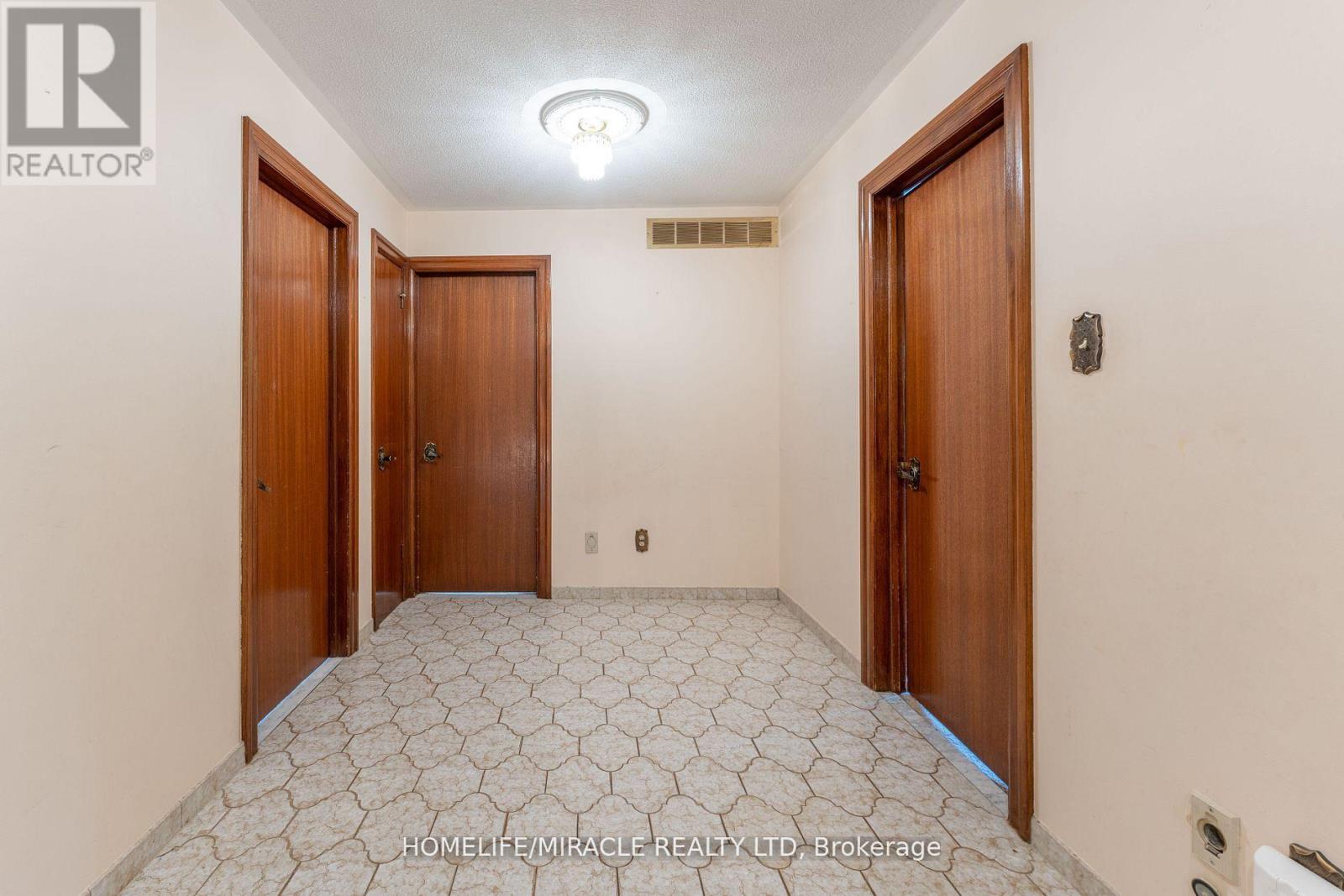 2101 Ninth Line, Oakville, Ontario  L6H 7G7 - Photo 19 - W12414963