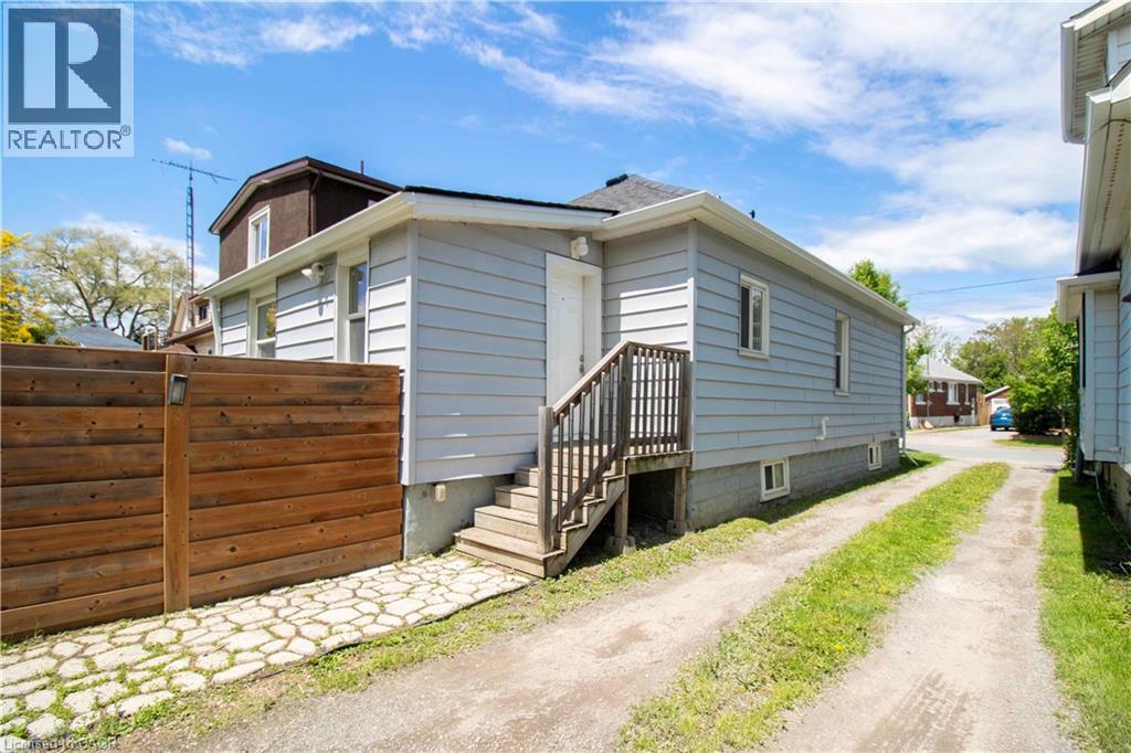 10 Manning Street, St. Catharines, Ontario  L2R 1H9 - Photo 3 - 40771730