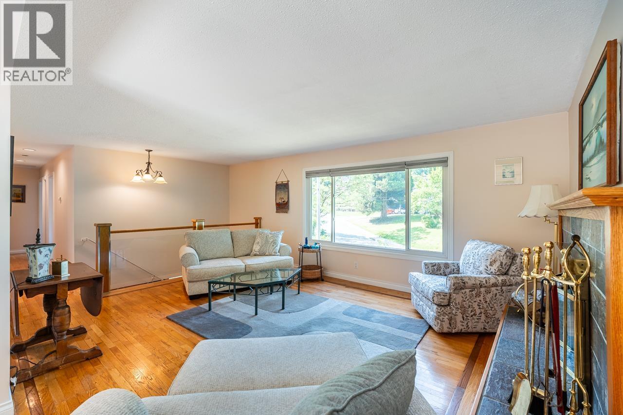 2283 Park Crescent, Coquitlam, British Columbia  V3J 6T3 - Photo 6 - R3050006