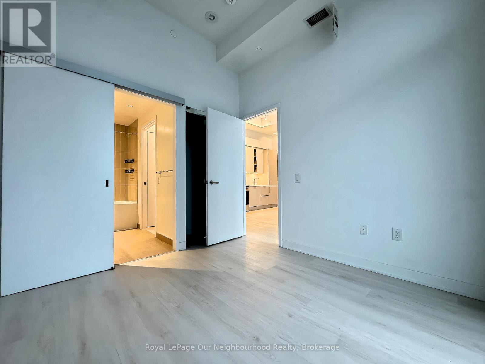 2405 - 3900 Confederation Parkway, Mississauga, Ontario  L5B 0M3 - Photo 15 - W12415247
