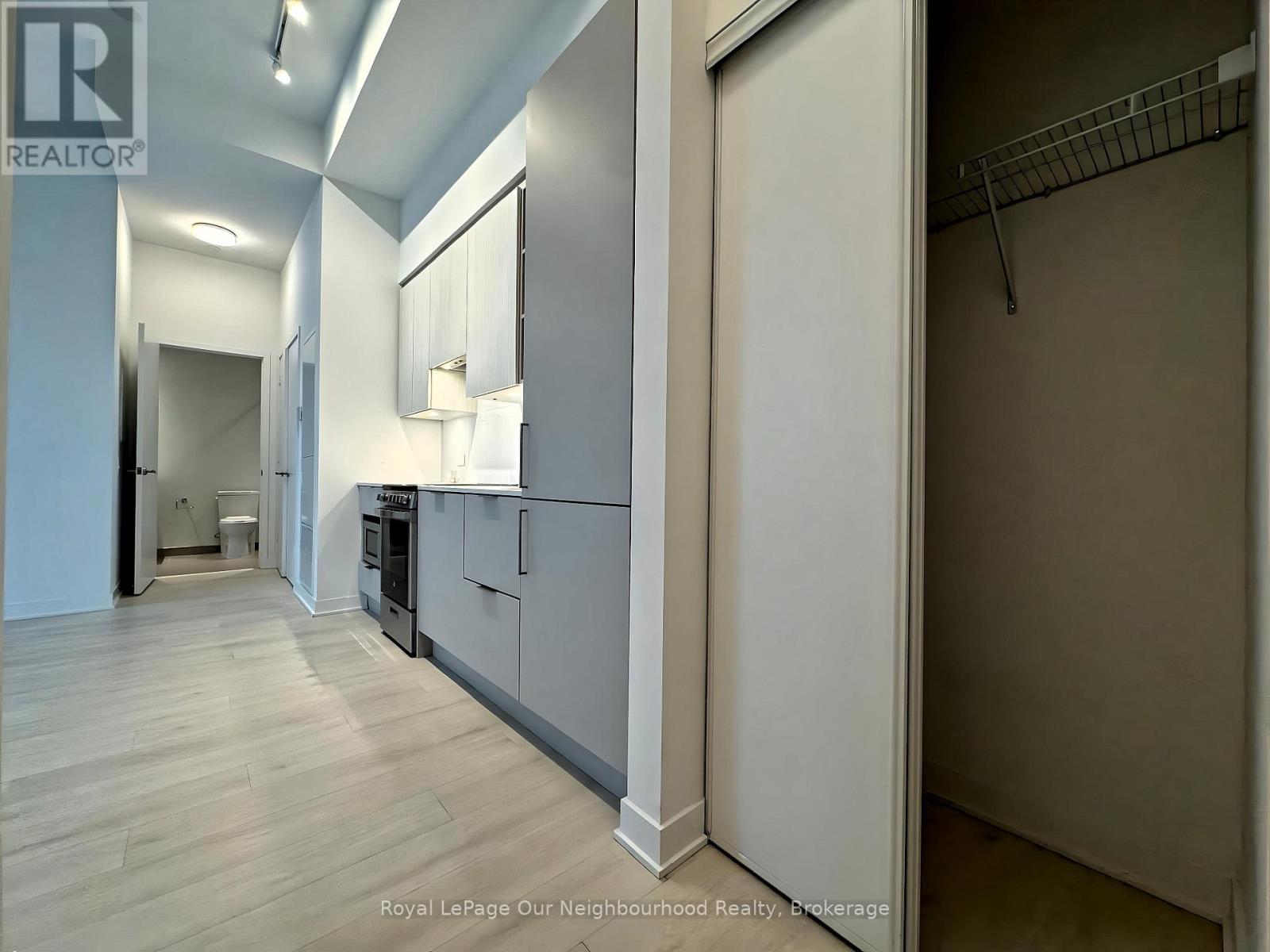2405 - 3900 Confederation Parkway, Mississauga, Ontario  L5B 0M3 - Photo 3 - W12415247