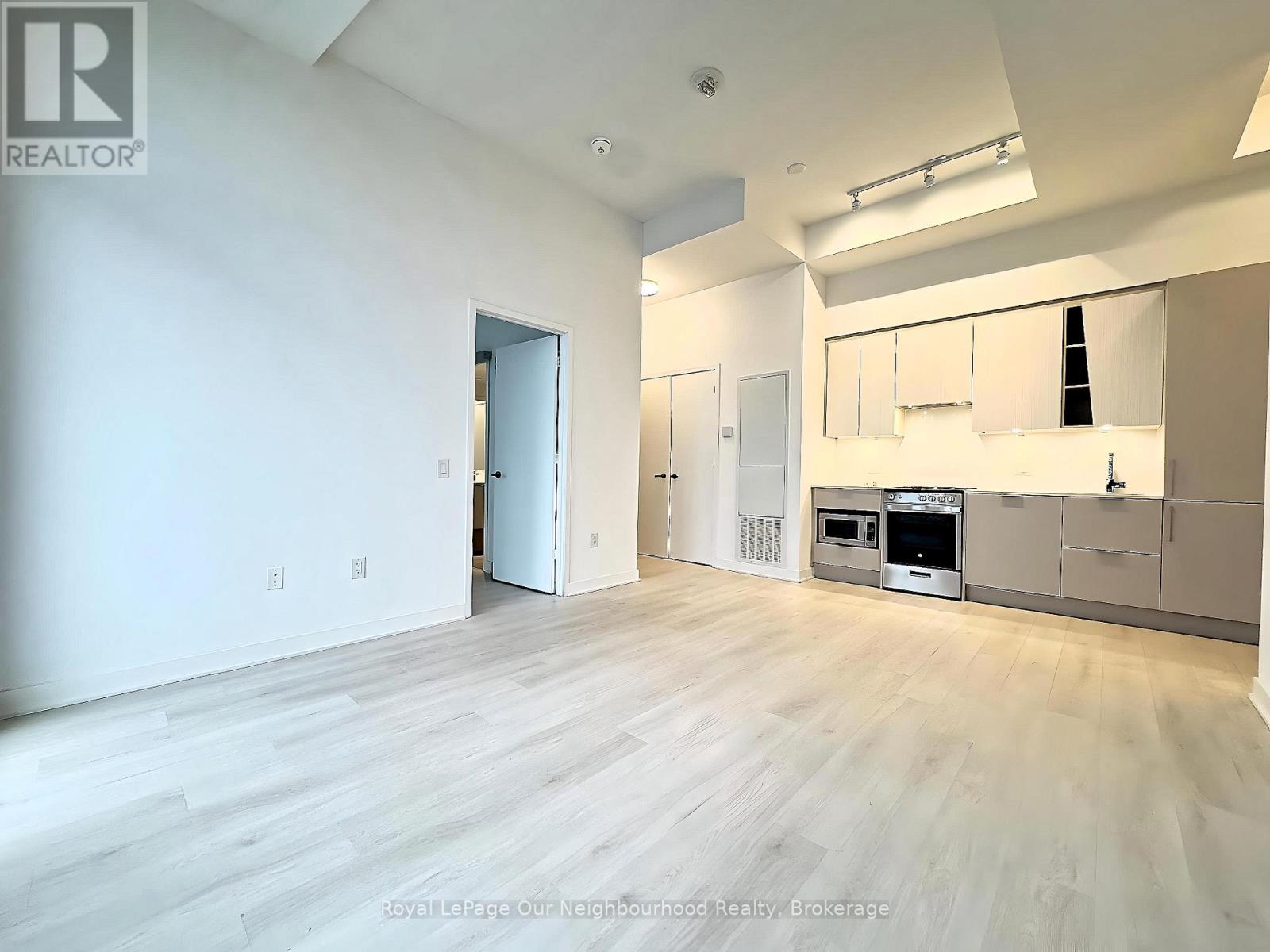 2405 - 3900 Confederation Parkway, Mississauga, Ontario  L5B 0M3 - Photo 9 - W12415247