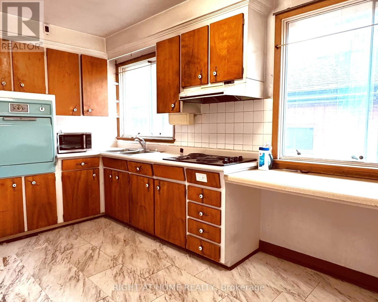 87 Fenelon Drive, Toronto, Ontario  M3A 3K4 - Photo 9 - C12410975