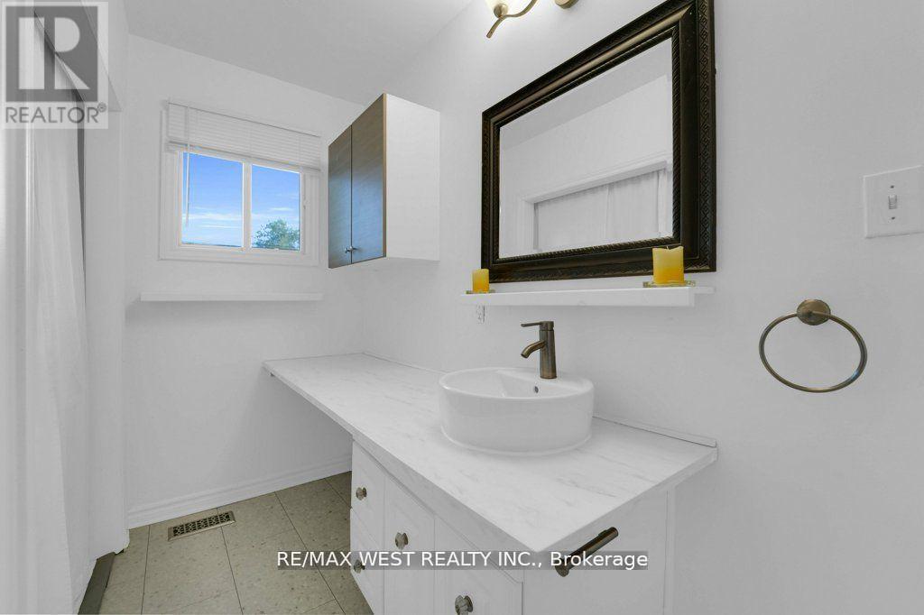 275 Pine Beach Drive, Georgina, Ontario  L4P 2V7 - Photo 21 - N12415159