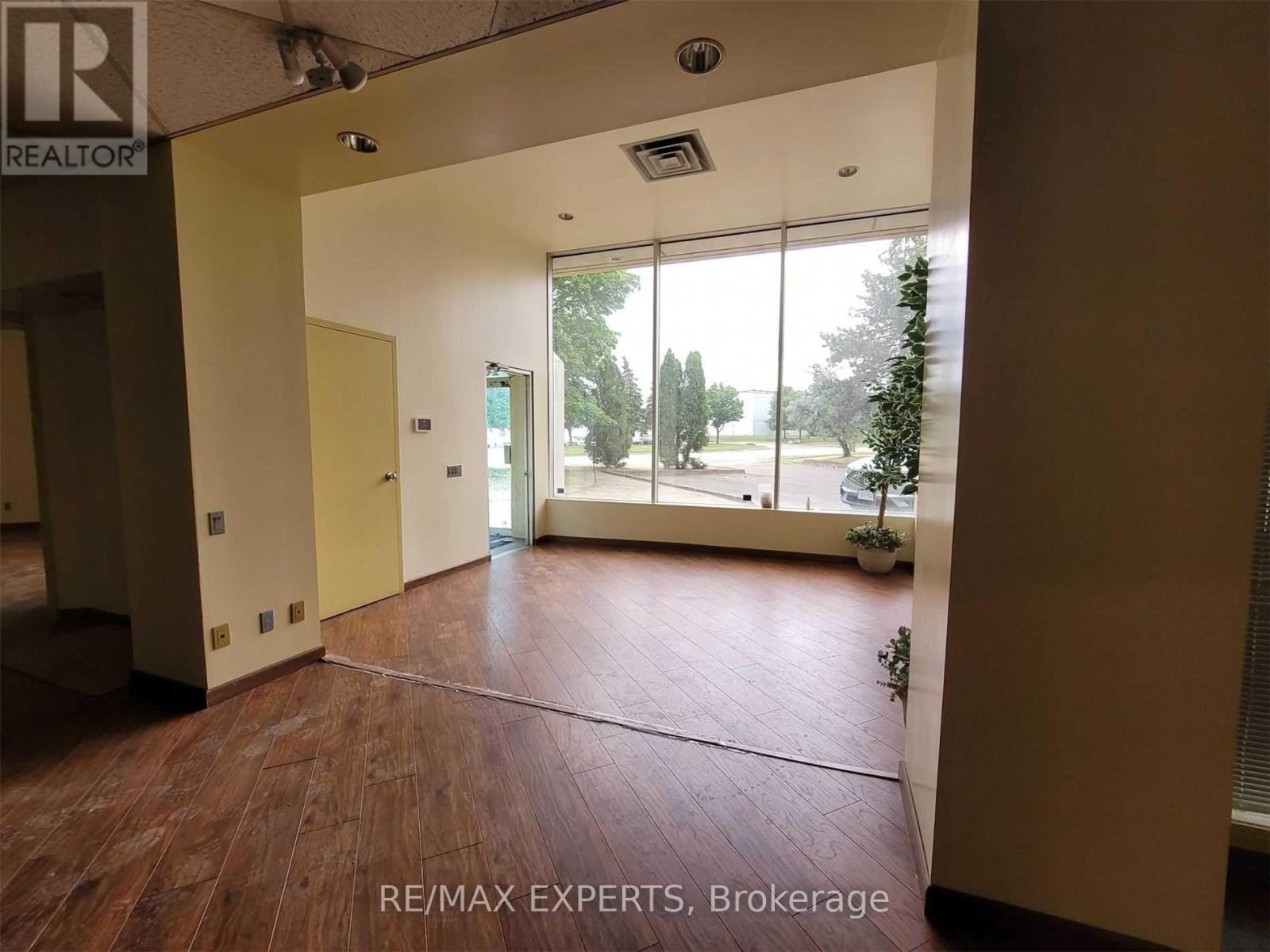 1611 Courtneypark Drive E, Mississauga, Ontario  L5T 2G2 - Photo 2 - W12414994