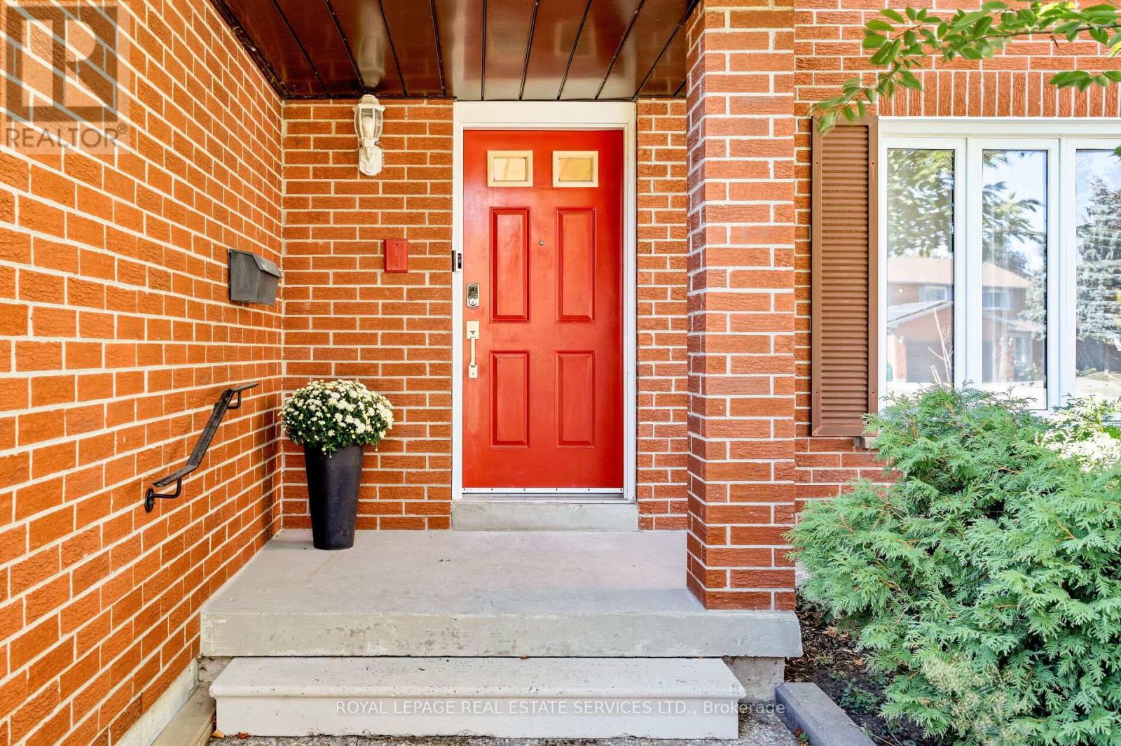 804 Willowbank Trail, Mississauga, Ontario  L4W 3M2 - Photo 2 - W12415012