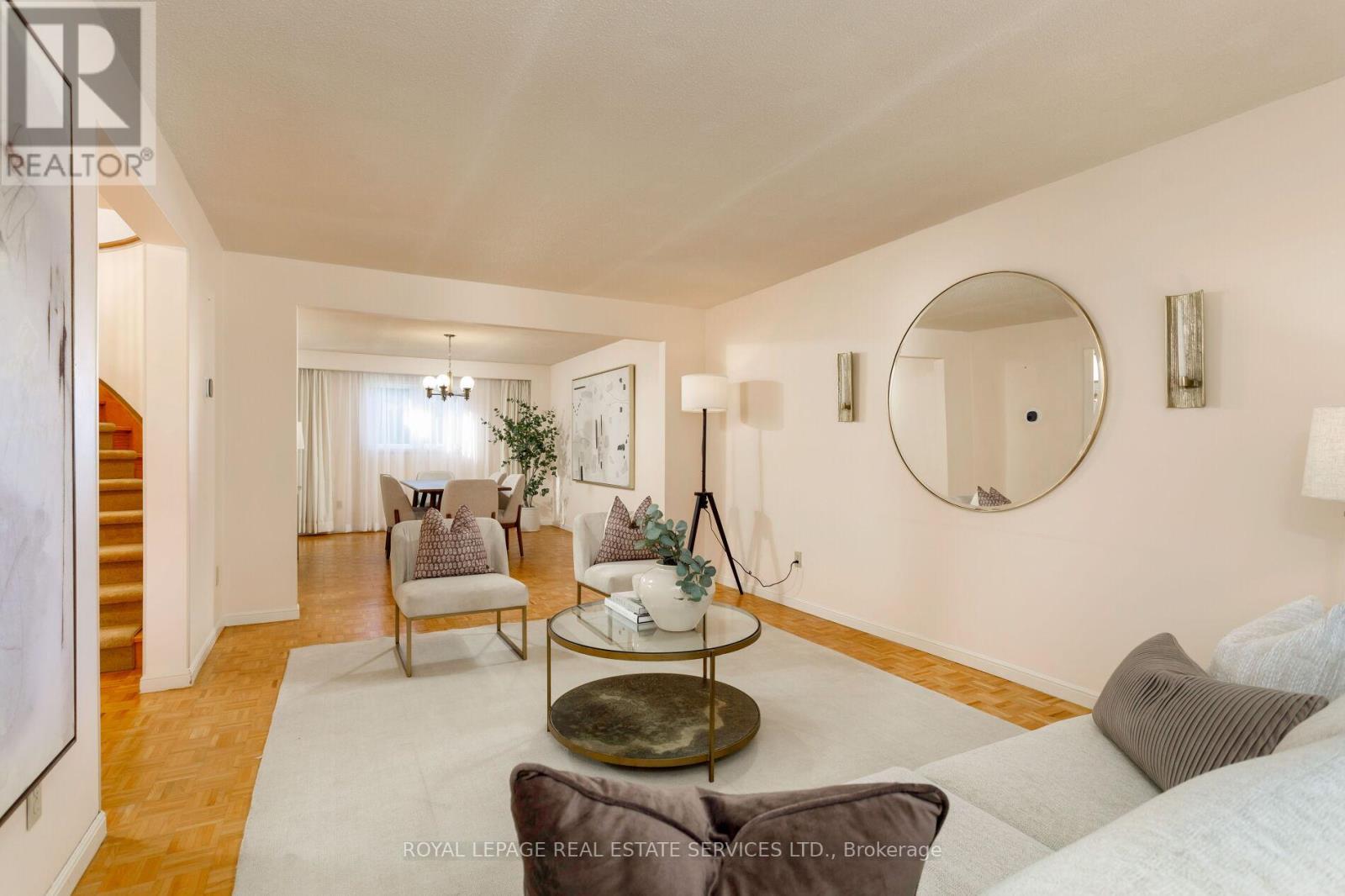 804 Willowbank Trail, Mississauga, Ontario  L4W 3M2 - Photo 4 - W12415012