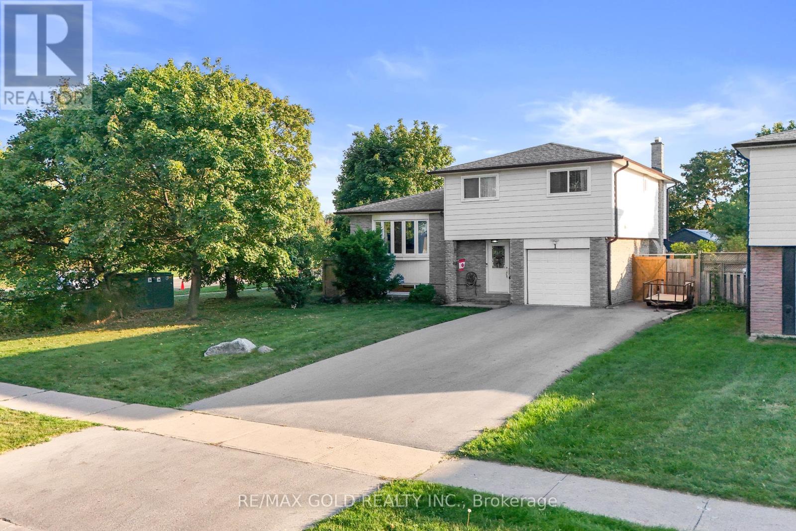 1 Greenbriar Road, Brampton, Ontario  L6S 1V4 - Photo 3 - W12415013