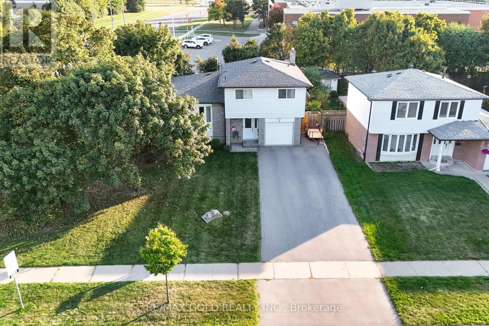 1 Greenbriar Road, Brampton, Ontario  L6S 1V4 - Photo 4 - W12415013