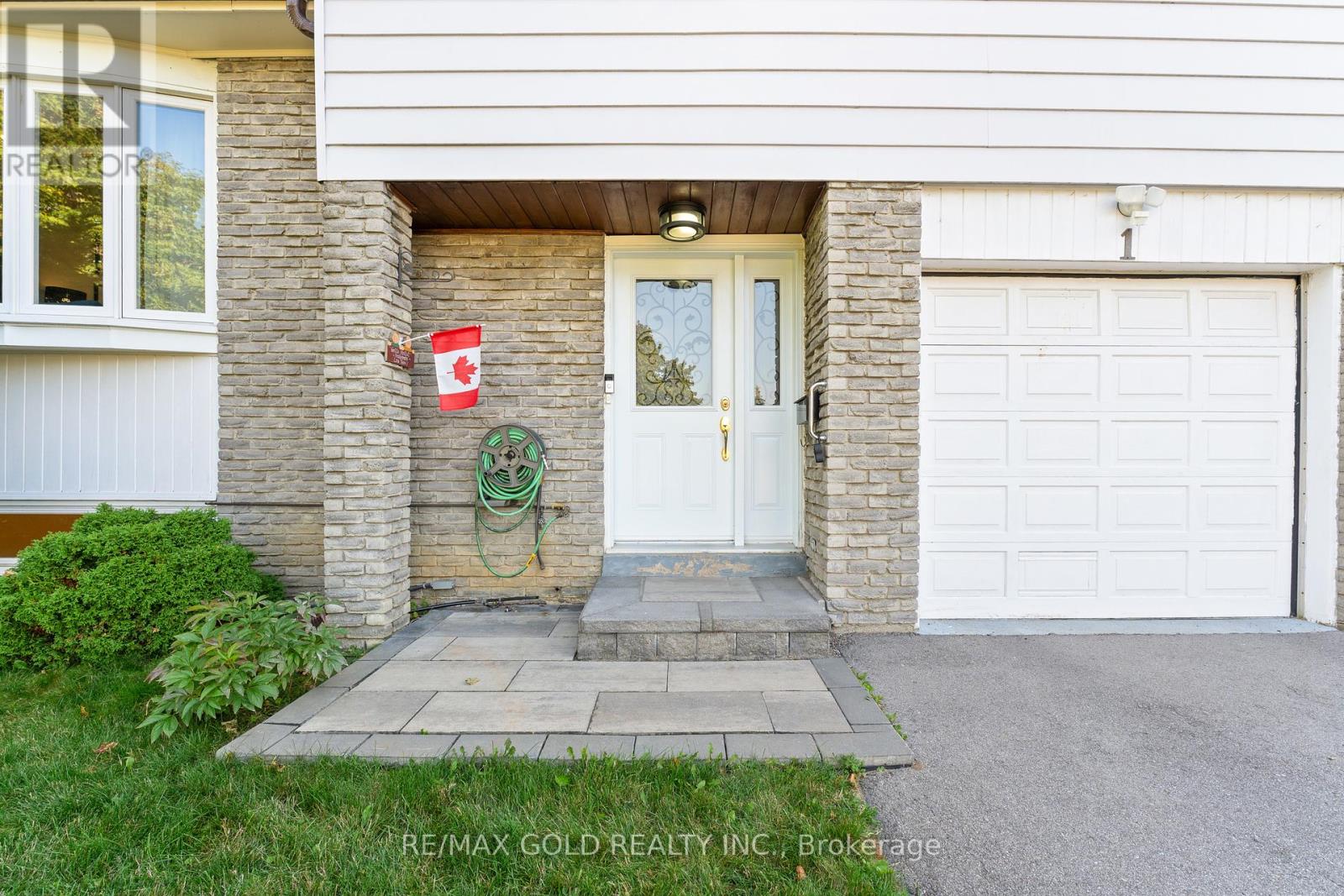 1 Greenbriar Road, Brampton, Ontario  L6S 1V4 - Photo 7 - W12415013
