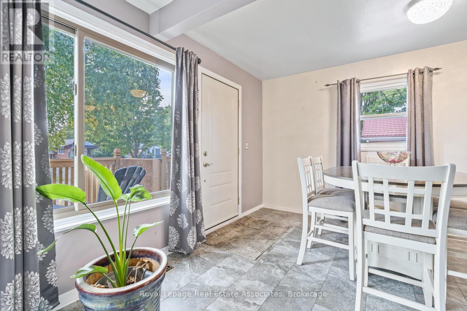 67 Roseford Terrace, Halton Hills, Ontario  L7J 2L2 - Photo 5 - W12415046