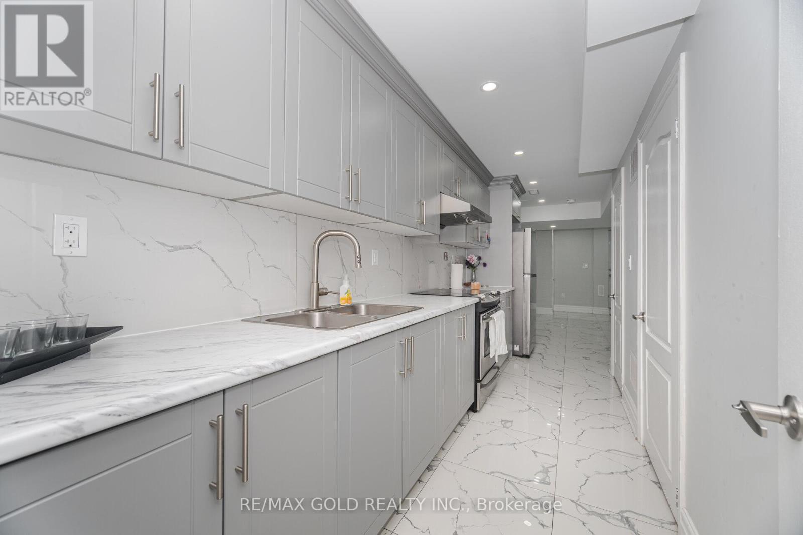 13 Fawson Cove Way W, Brampton, Ontario  L6R 0G7 - Photo 16 - W12415153