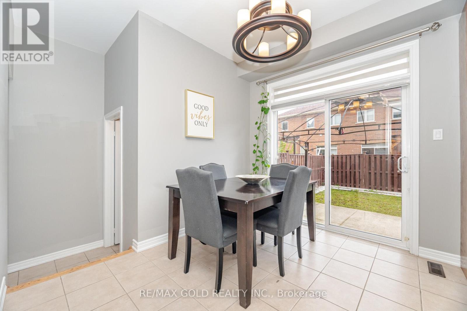 13 Fawson Cove Way W, Brampton, Ontario  L6R 0G7 - Photo 5 - W12415153