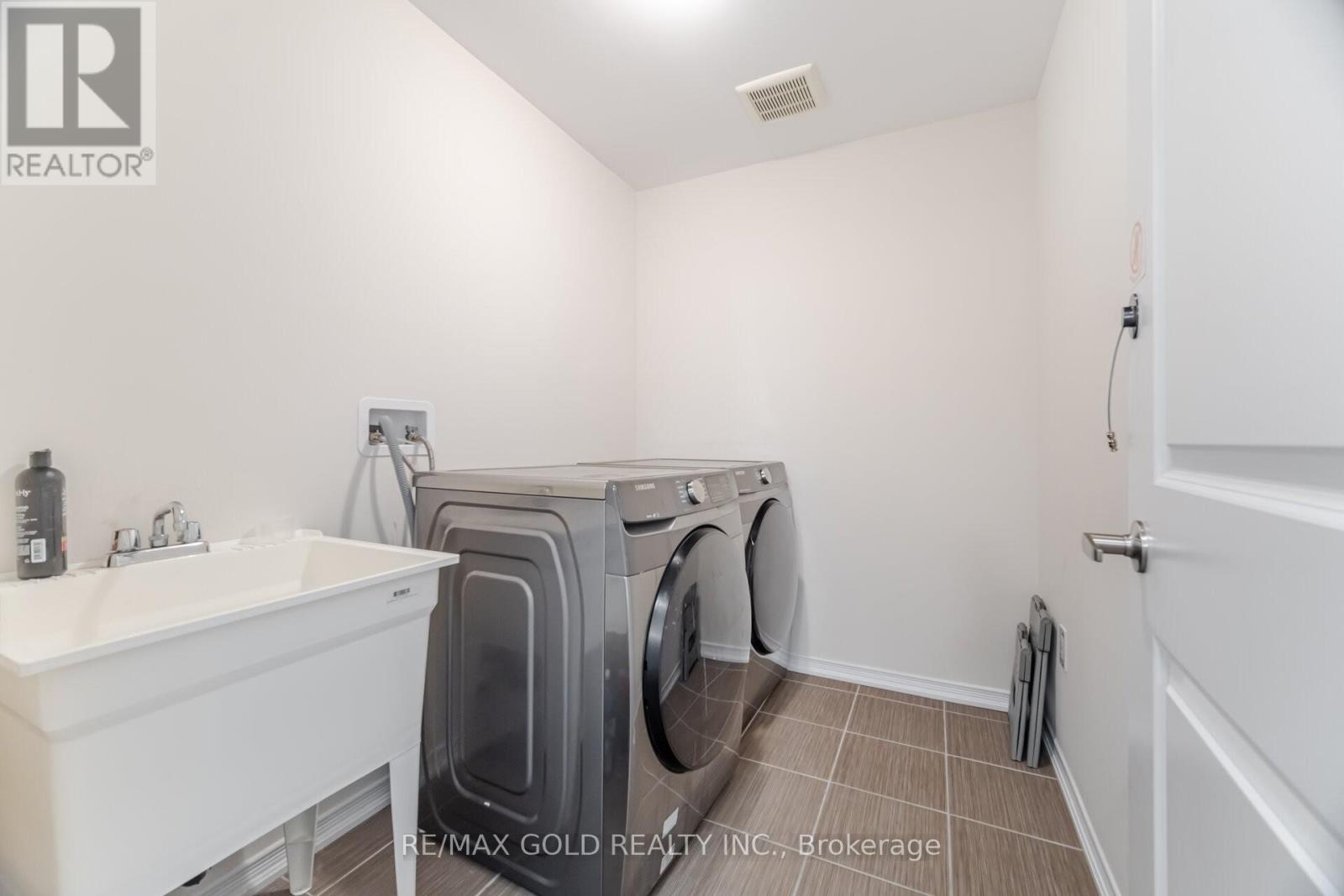 3 Sara Drive, Thorold, Ontario  L3B 0G2 - Photo 11 - X12415029