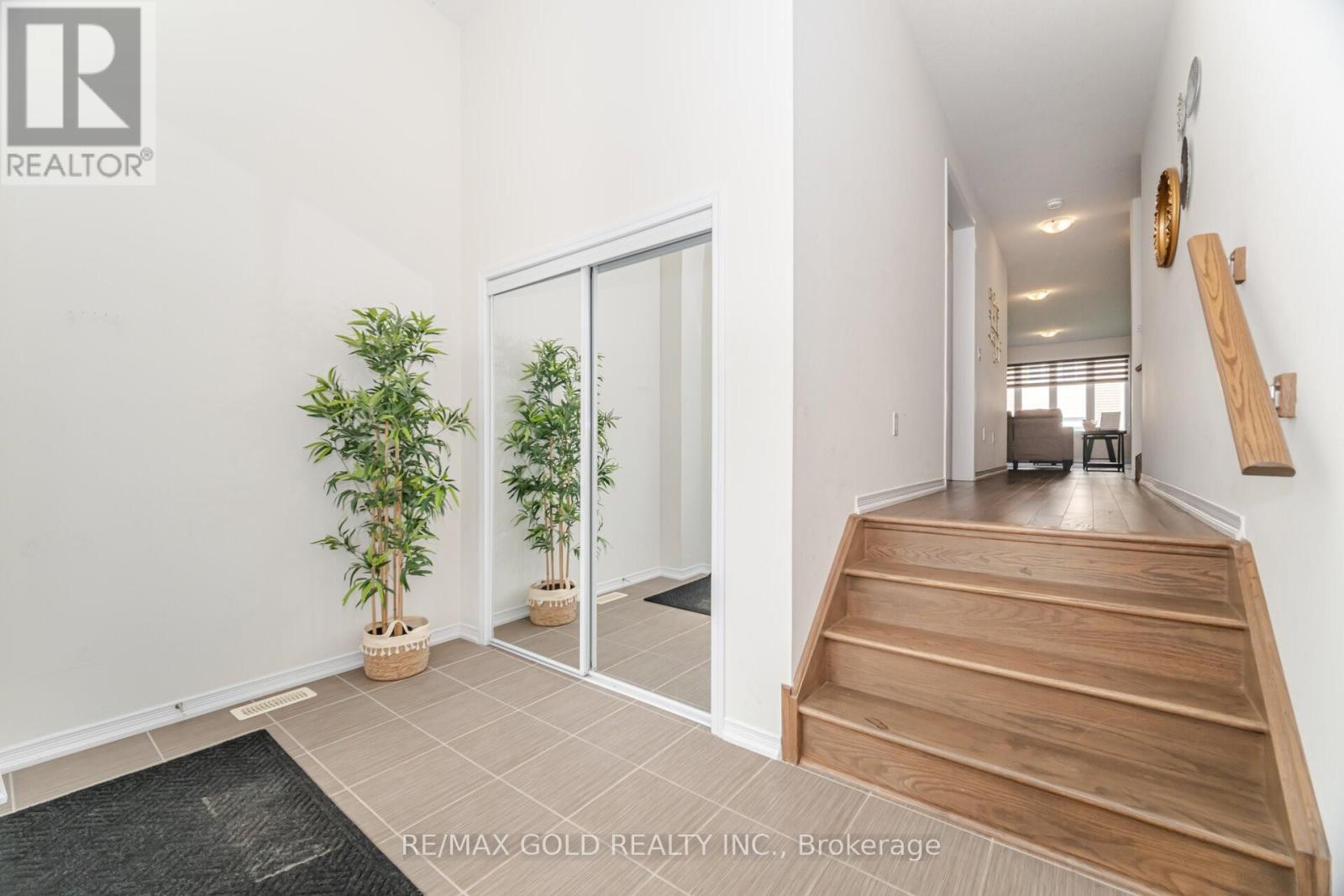 3 Sara Drive, Thorold, Ontario  L3B 0G2 - Photo 2 - X12415029