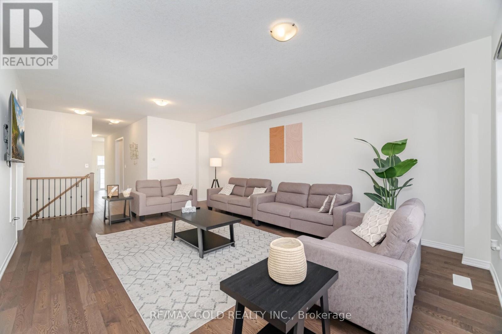 3 Sara Drive, Thorold, Ontario  L3B 0G2 - Photo 3 - X12415029