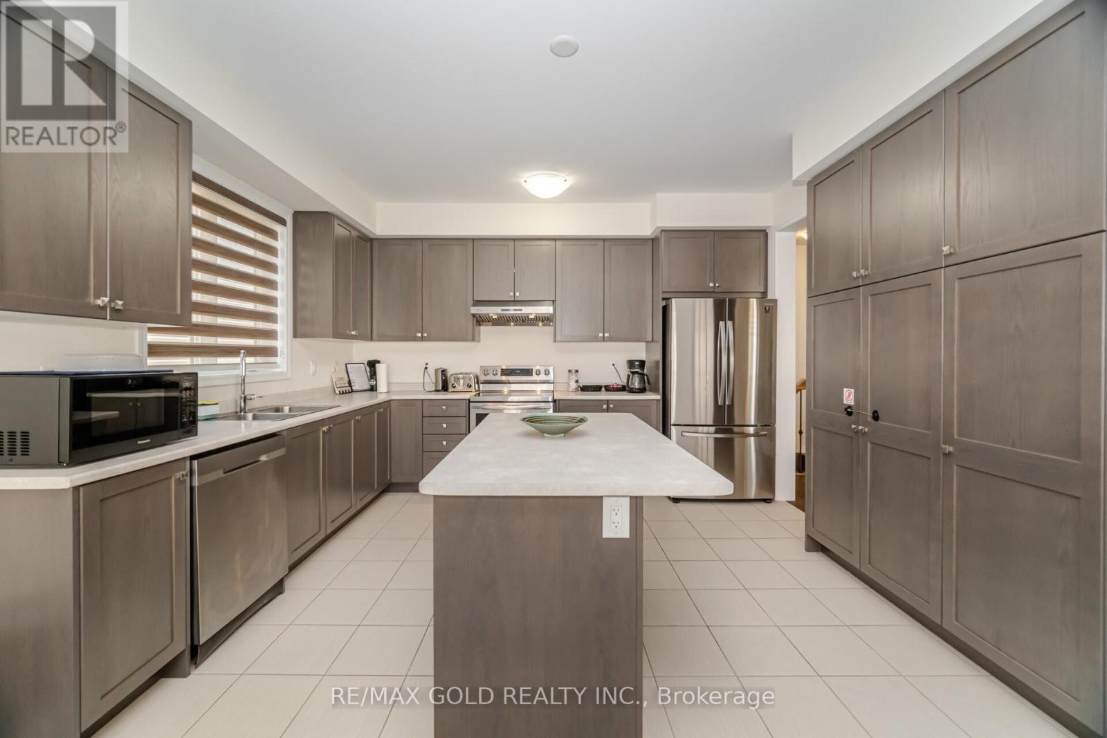 3 Sara Drive, Thorold, Ontario  L3B 0G2 - Photo 9 - X12415029