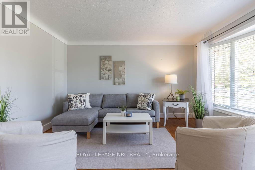 10 Ridgeview Avenue, St. Catharines, Ontario  L2M 6B3 - Photo 5 - X12415128