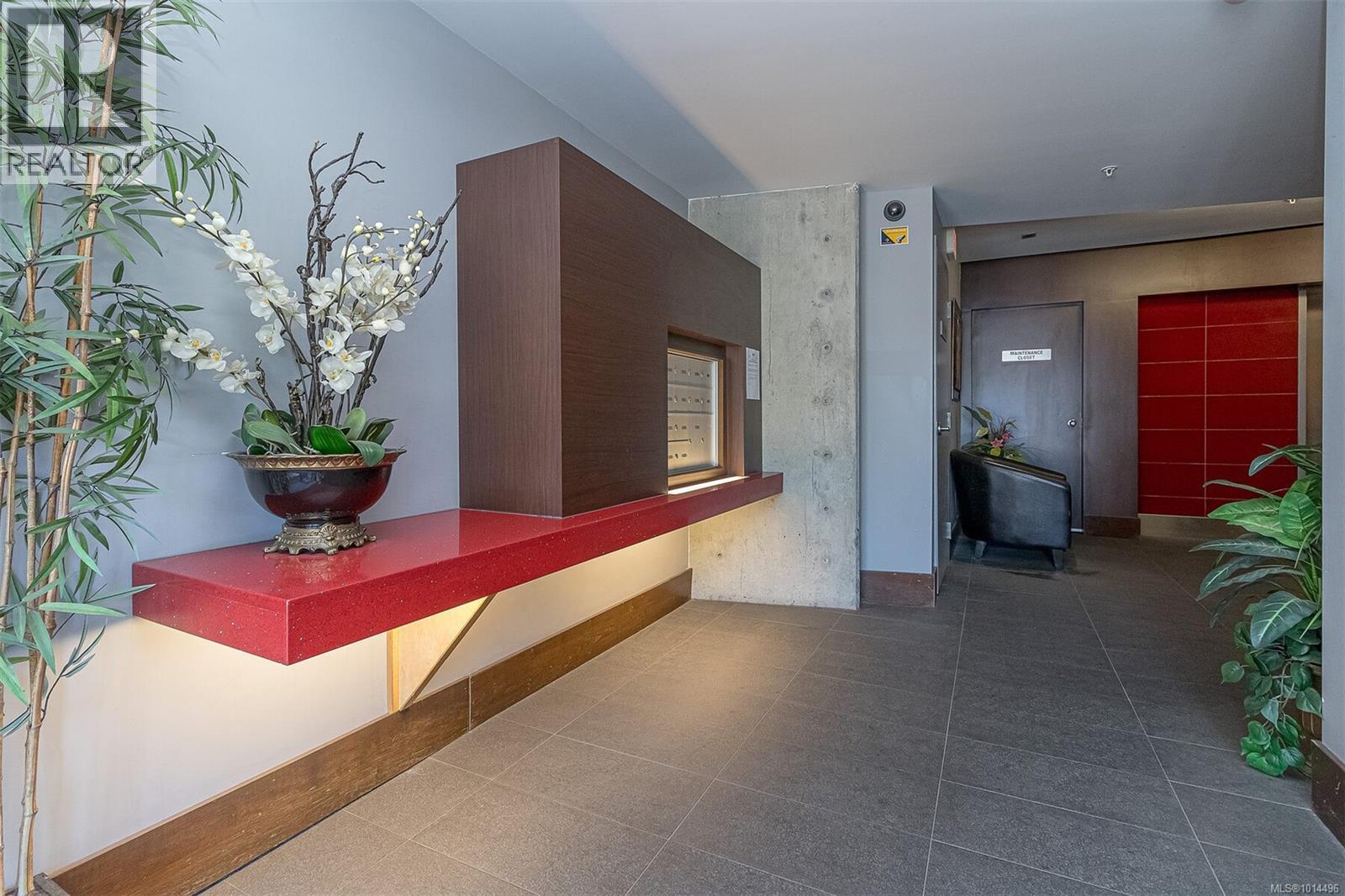 201 1008 Tillicum Rd, Esquimalt, British Columbia V9A 1Z8 - Photo 3 - 1014496