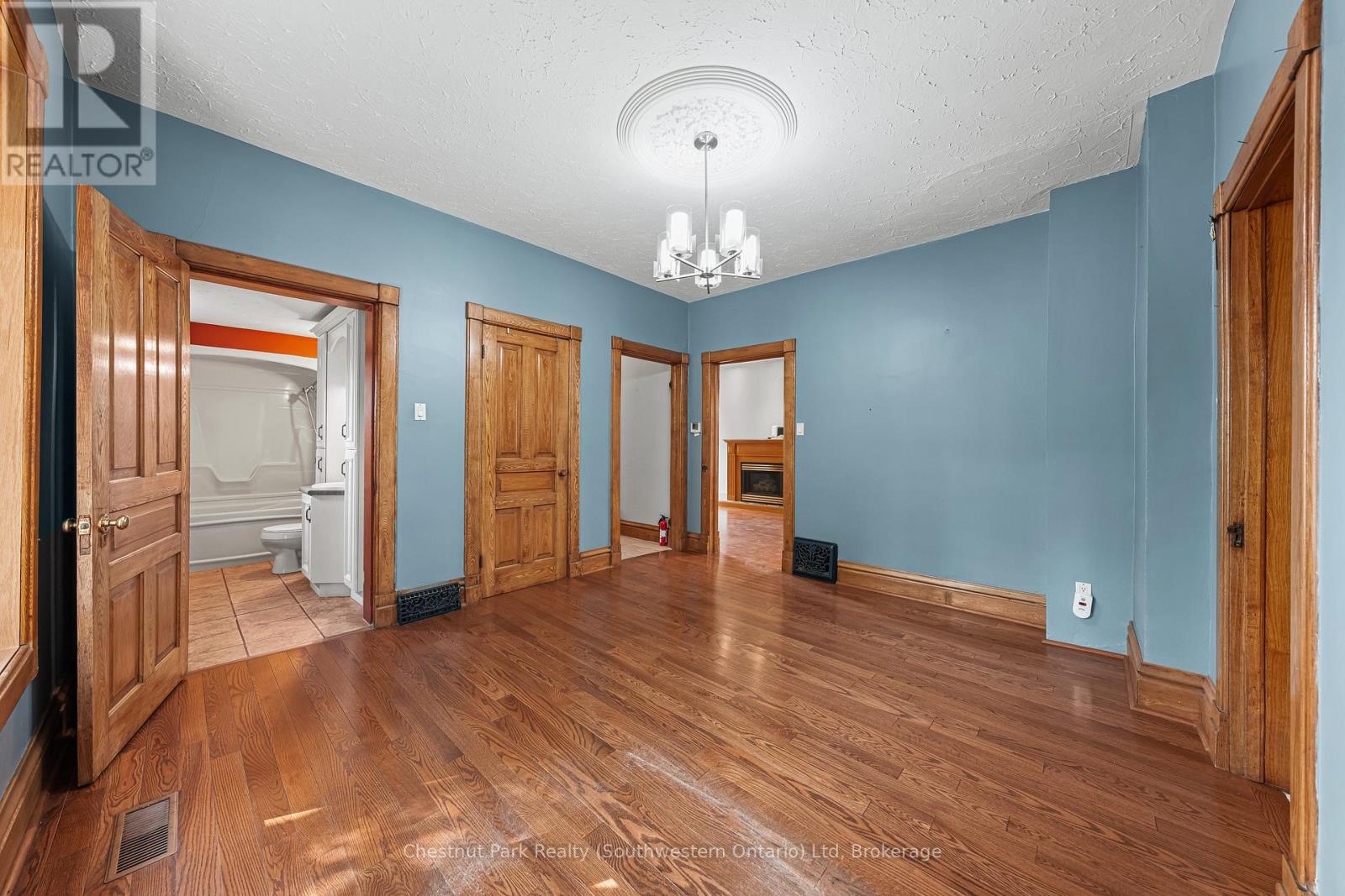 6 Theresa Street, Kitchener, Ontario  N2G 1M1 - Photo 11 - X12415278